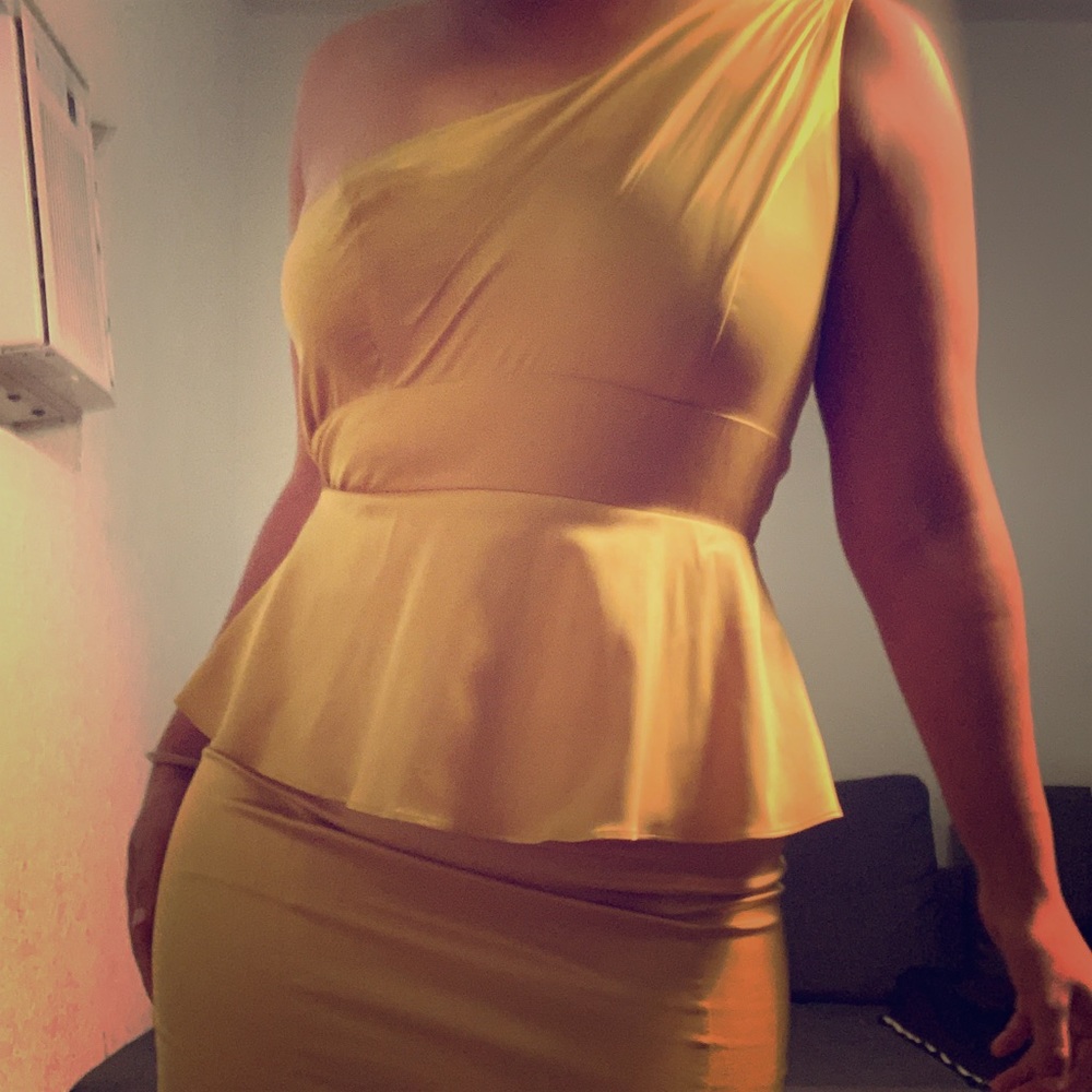 This yellow dress is perfect for a special night.